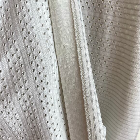 Lululemon Breeze By Short Sleeve Squad Size 8 White Top Active Athleisure W3AWQS - Picture 10 of 11